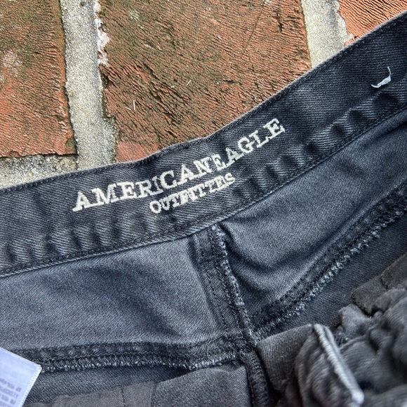 Ameriacan eagle black distressed mom short size 8 - Picture 2 of 4